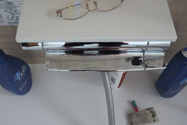 ピカピカのシャワーヘッドと水栓周り