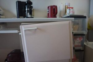 タカラスタンダード キッチン 扉 蝶番 外れた 修理